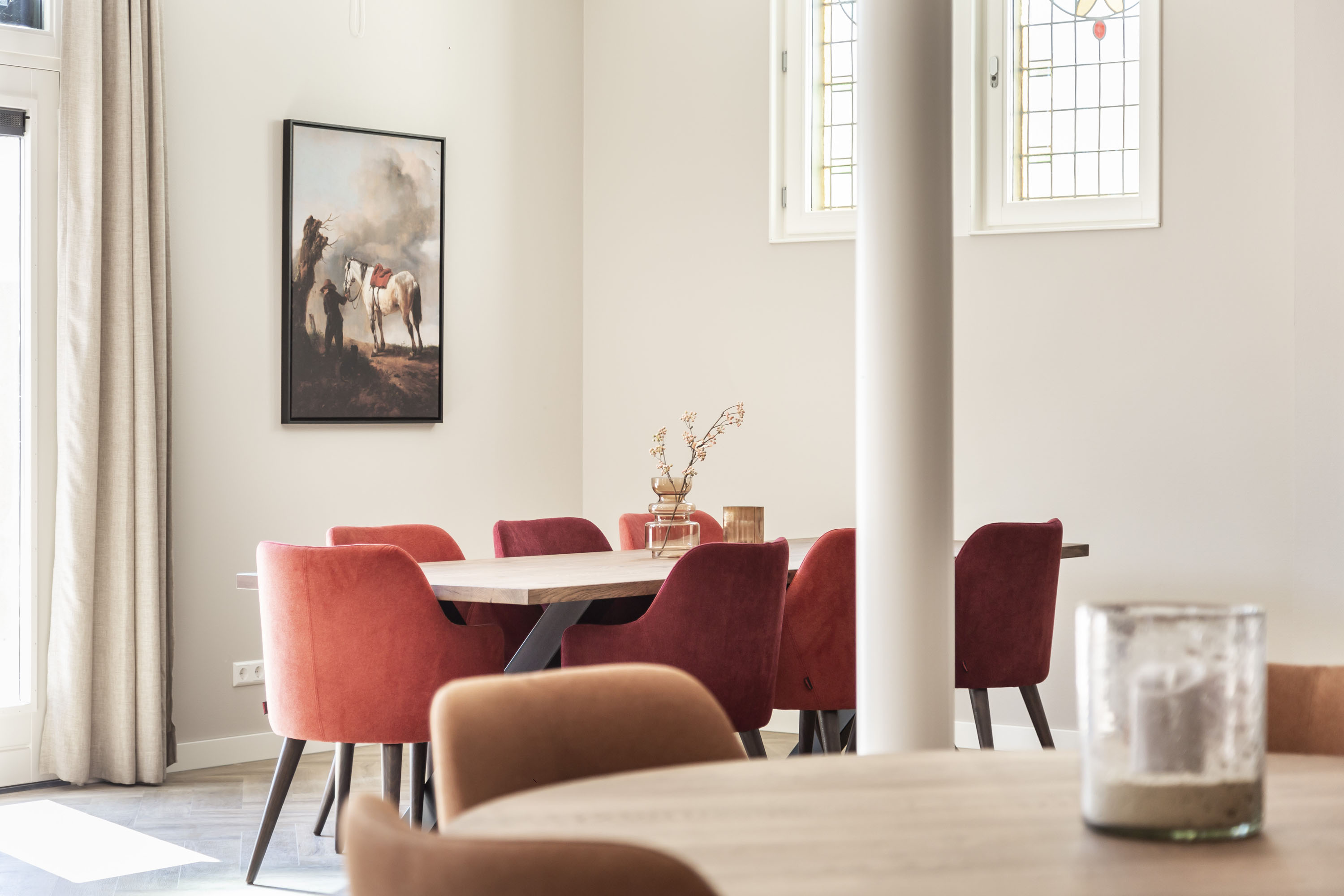 eettafel rode stoelen