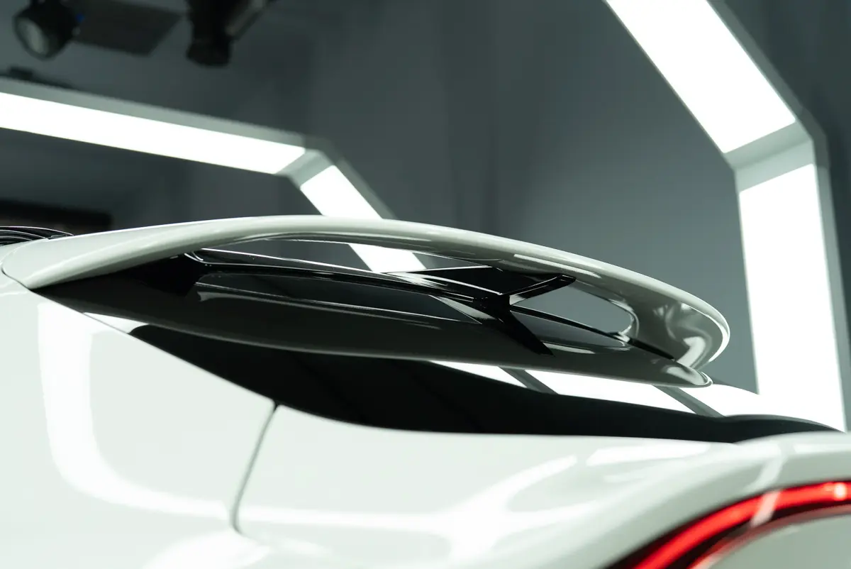 2021 Aston Martin DBX photo 11
