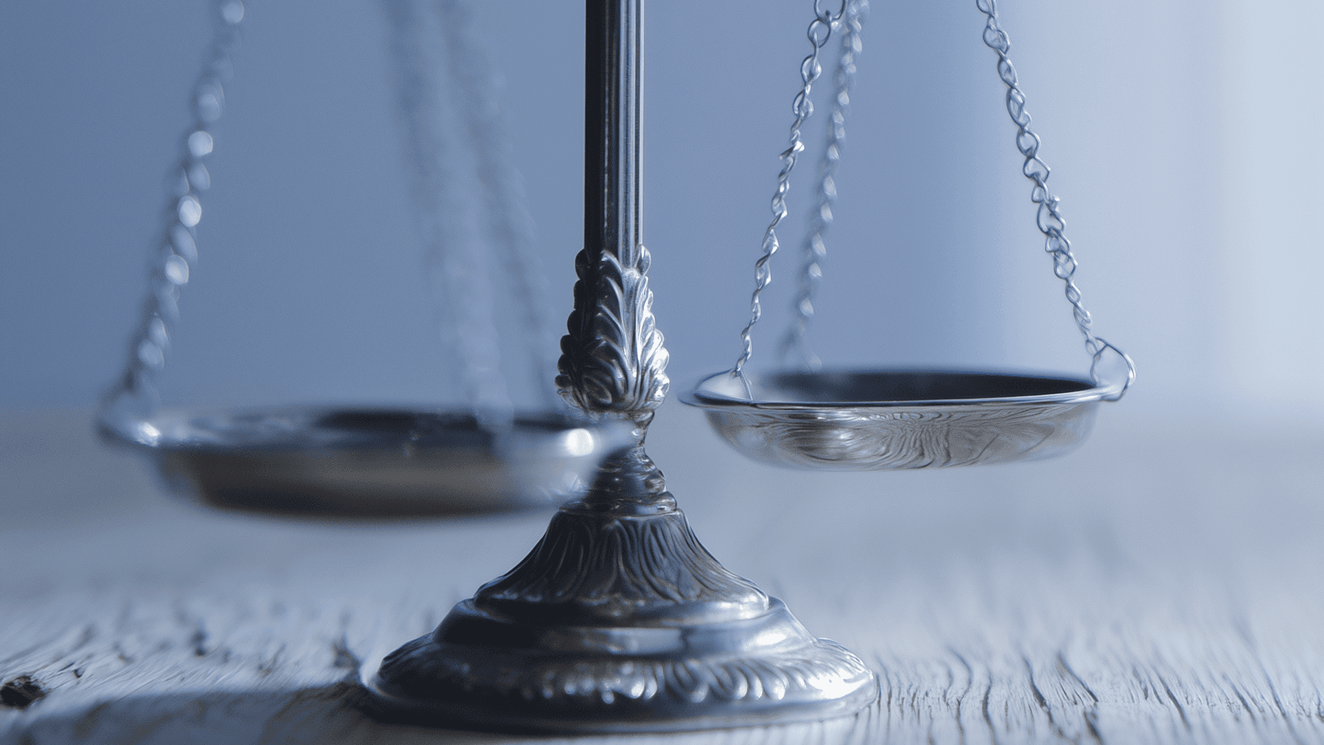 Balança em equilíbrio sobre uma superfície de madeira clara, ilustrando o gerenciamento de risco IA generativa e produtividade em ambientes corporativos