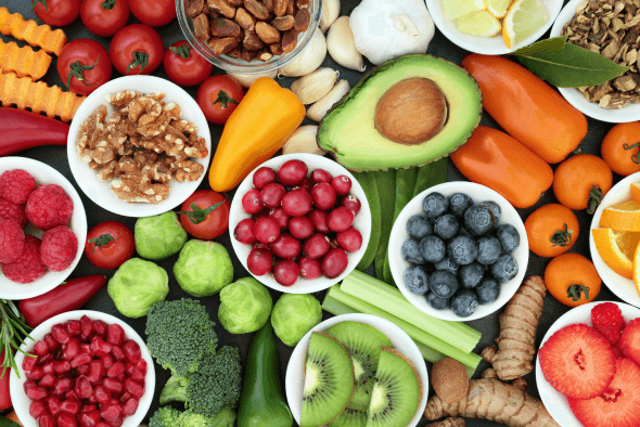 A alimentação pode ajudar a reduzir celulite, inchaço e dor nas pernas?