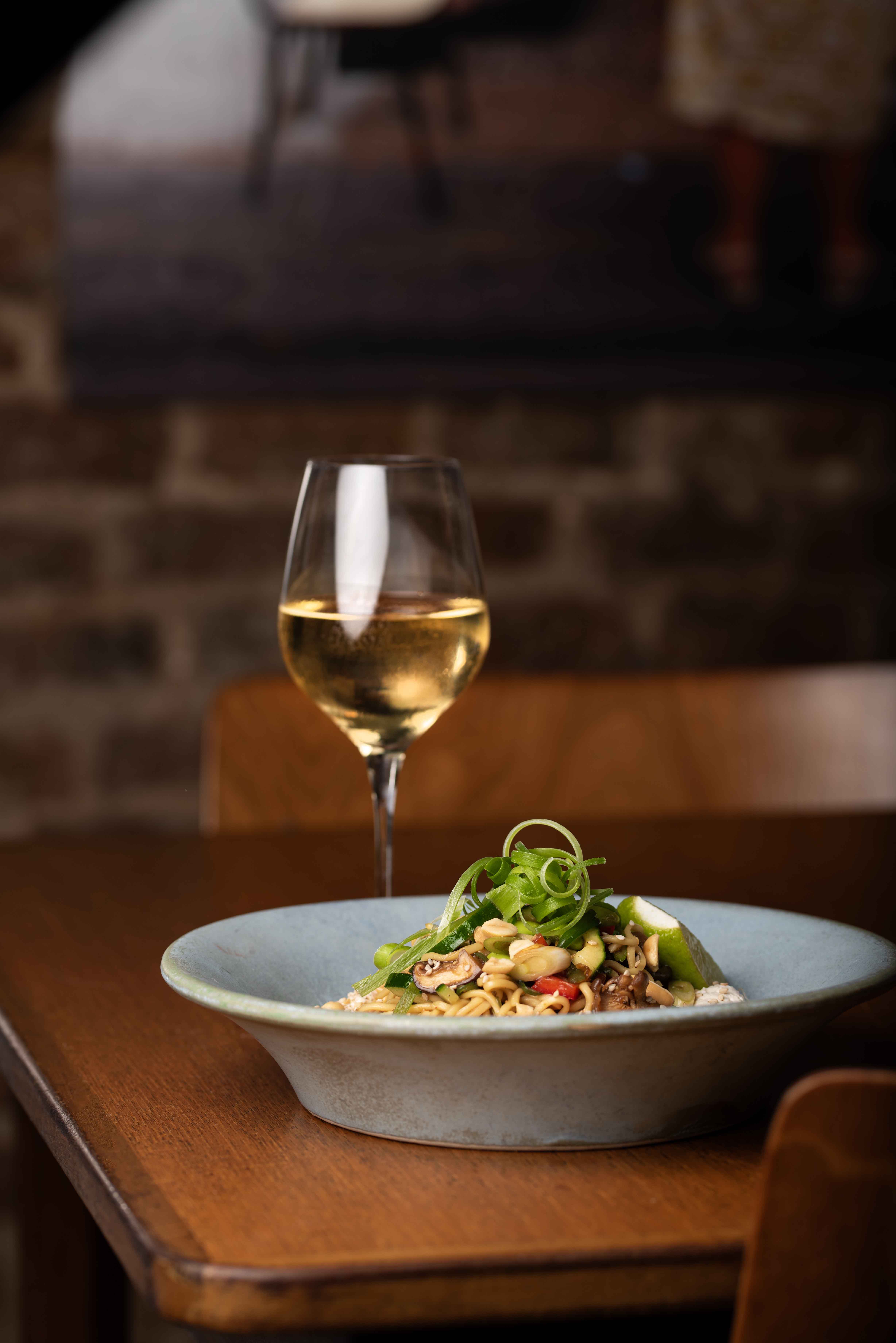 Fideos vegetarianos con vino blanco natural en Faire. Tapas & Wine, Eixample