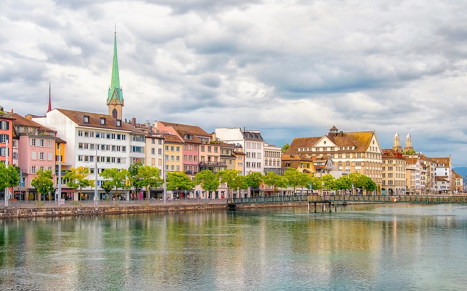 苏黎世利马河沿岸的历史建筑，其中包括圣母大教堂的尖顶。