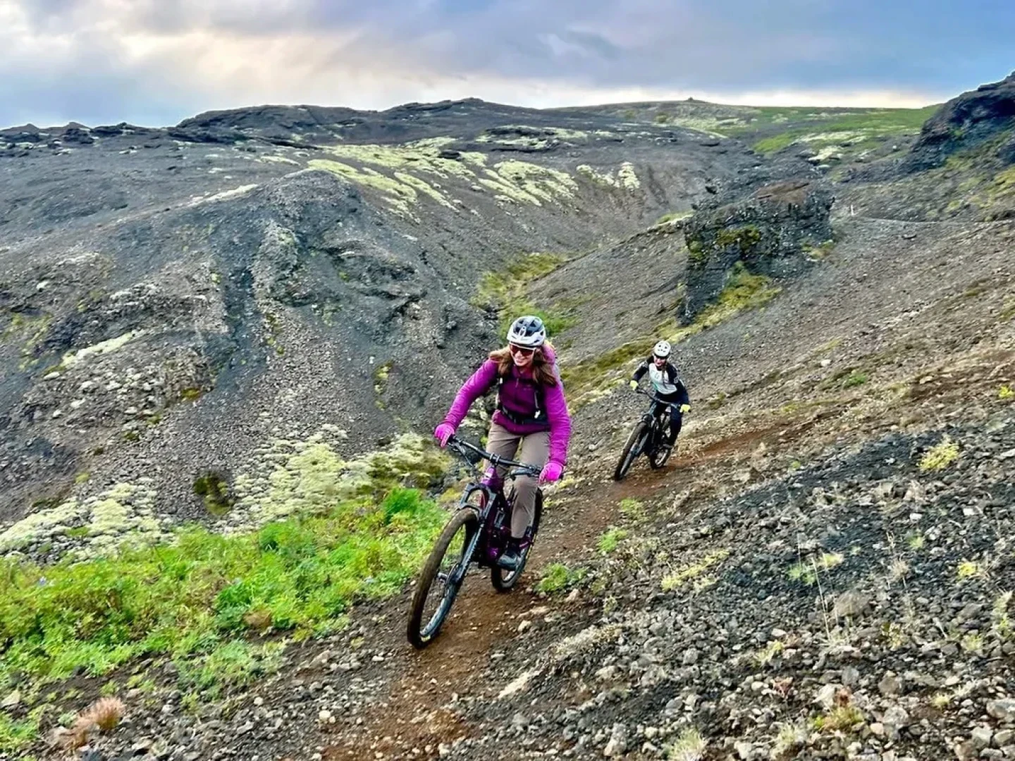 Woman rides towards camera on a mountainbike