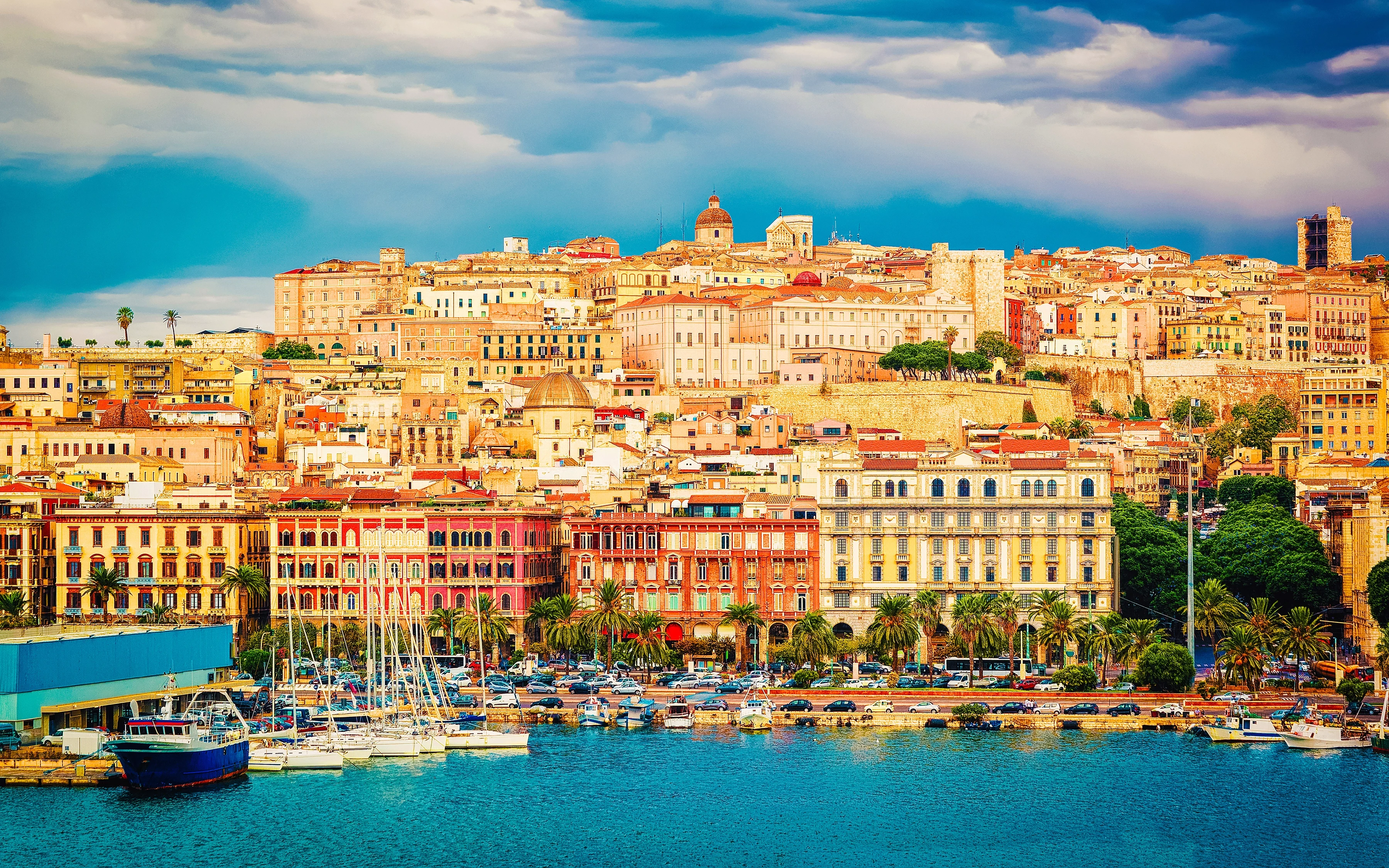 Vespaturen starter og ender i Cagliari, hovedstaden på Sardinia | Expa Travel