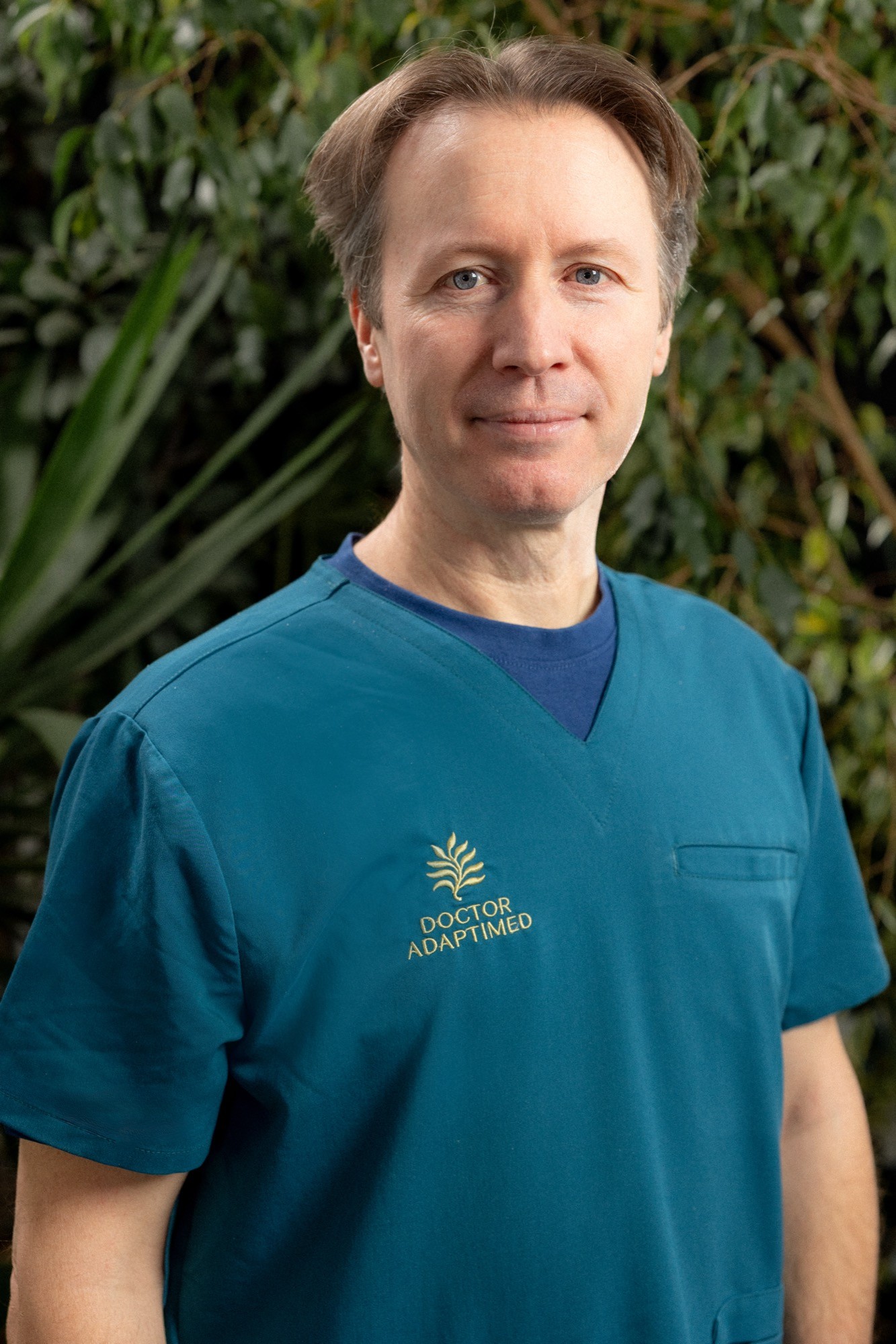 woman wearing gray long-sleeved shirt facing the sea