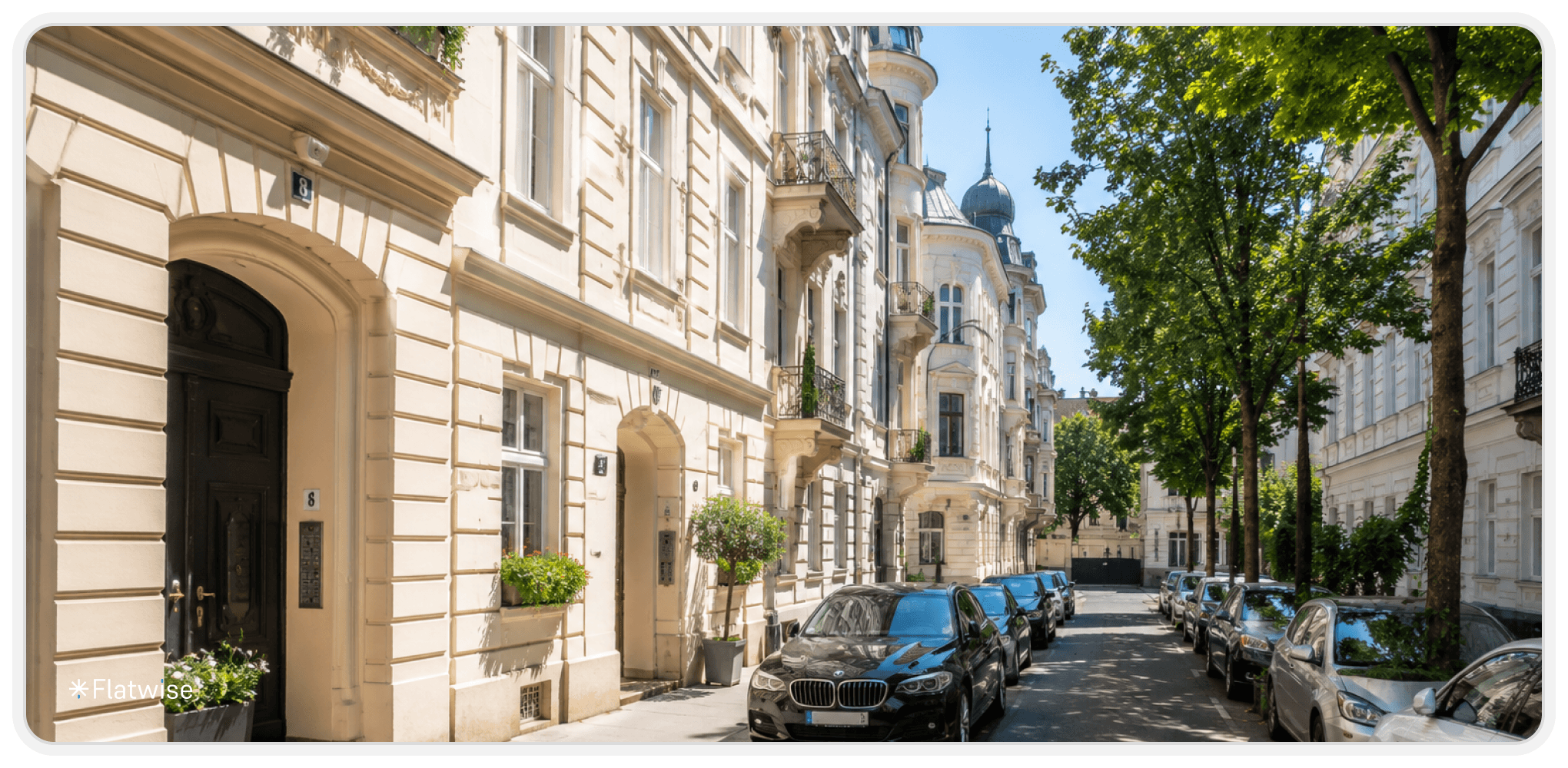 Ruhige Wohnstraße im Wiener 1. Bezirk mit historischen Altbauten, parkenden Autos und großen Bäumen entlang der Straße. Die elegante Architektur und die helle Sommerstimmung vermitteln ein typisches Innenstadt-Wohnviertel in Wien.