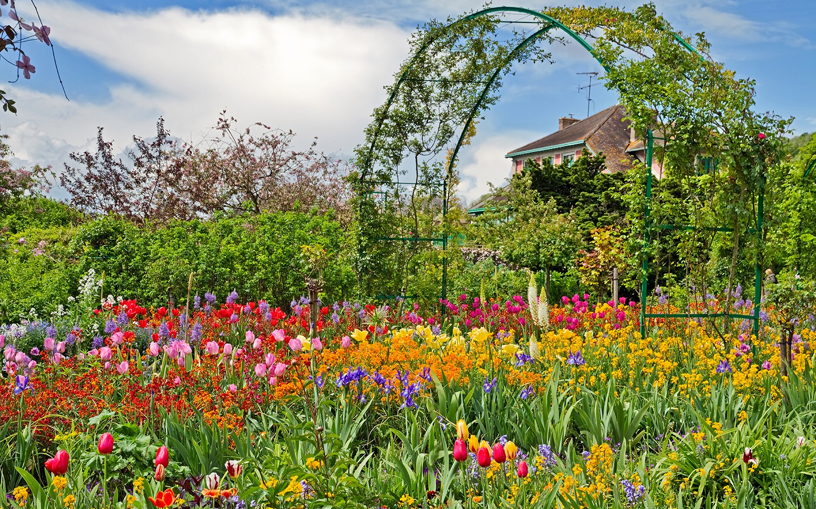 吉维尼的五彩花园，背景中有拱门和房子。