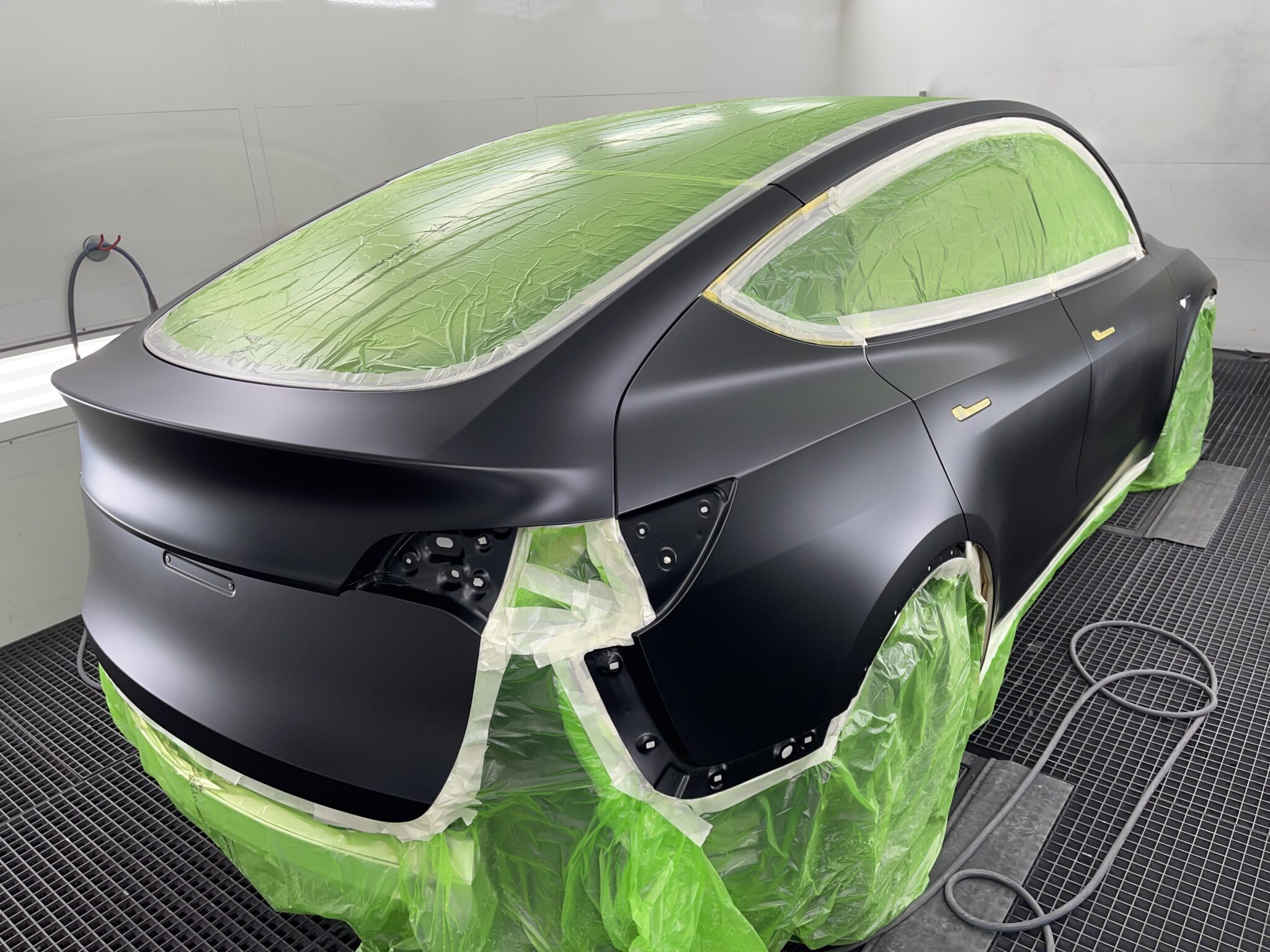 Tesla í sprautuklefa eða náið skot af lakki