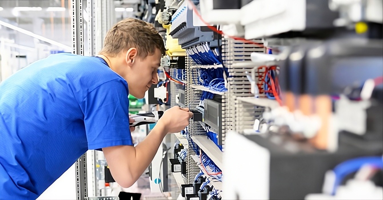 Erfahrener Elektroniker von Franke + Pahl bei der präzisen Verdrahtung einer industriellen Schaltanlage – Qualität im Schaltschrankbau