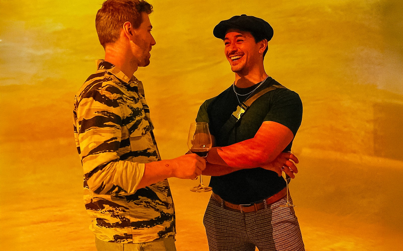 Pengunjung menikmati minuman di acara Frameless Lates.