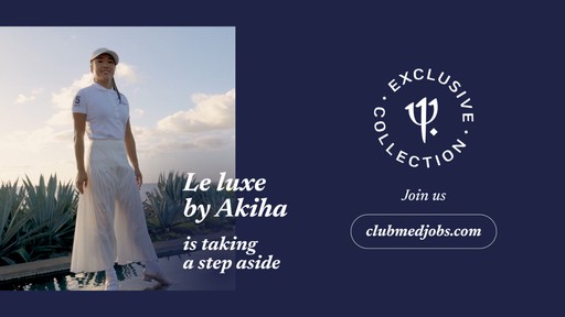 Visuel publicitaire pour le recrutement "Exclusive Collection" du Club Med. Il montre une femme en tenue blanche élégante au bord d'une piscine et le logo de la collection avec l'adresse du site web clubmedjobs.com sur fond bleu marine.