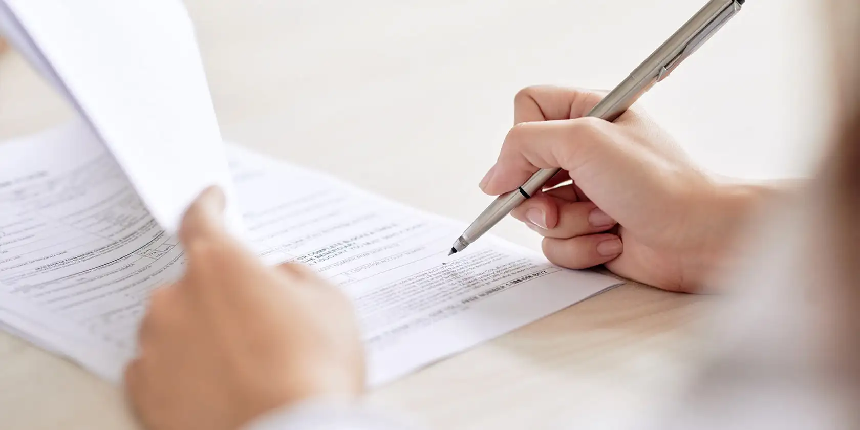 personne signant un document