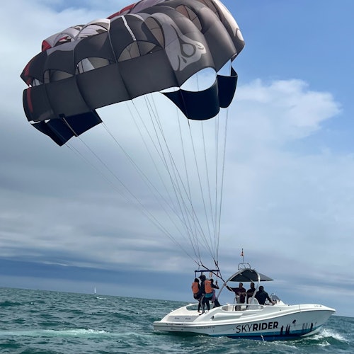 伞降船上的降落伞已展开，准备起飞