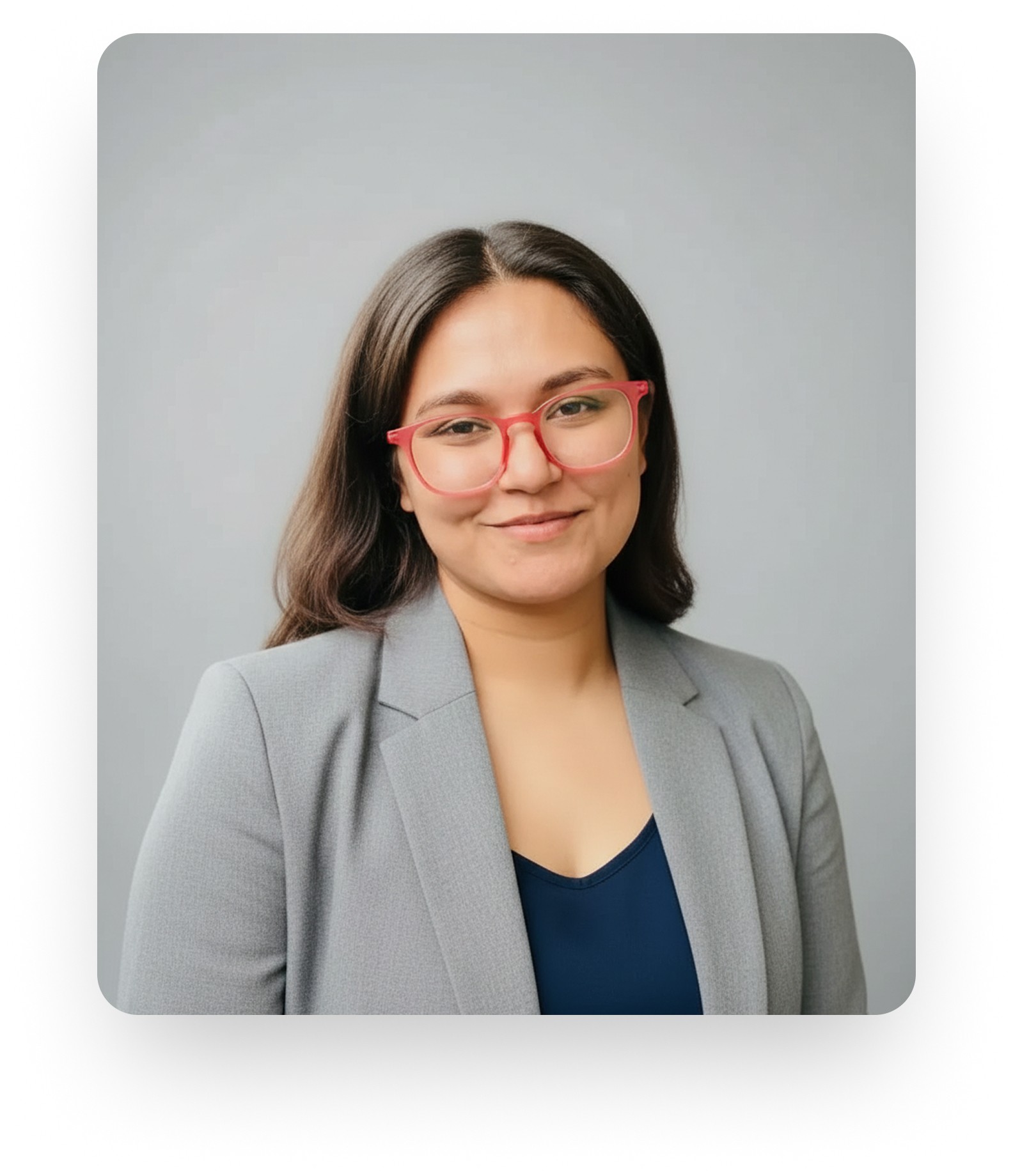 Una persona con una camiseta negra y pantalones de color claro está de pie en la cima rocosa de una montaña al atardecer, sosteniendo una cámara frente a su cara para tomar una foto. Un mar de nubes se extiende detrás de ellos, iluminado por la luz dorada del sol poniente.