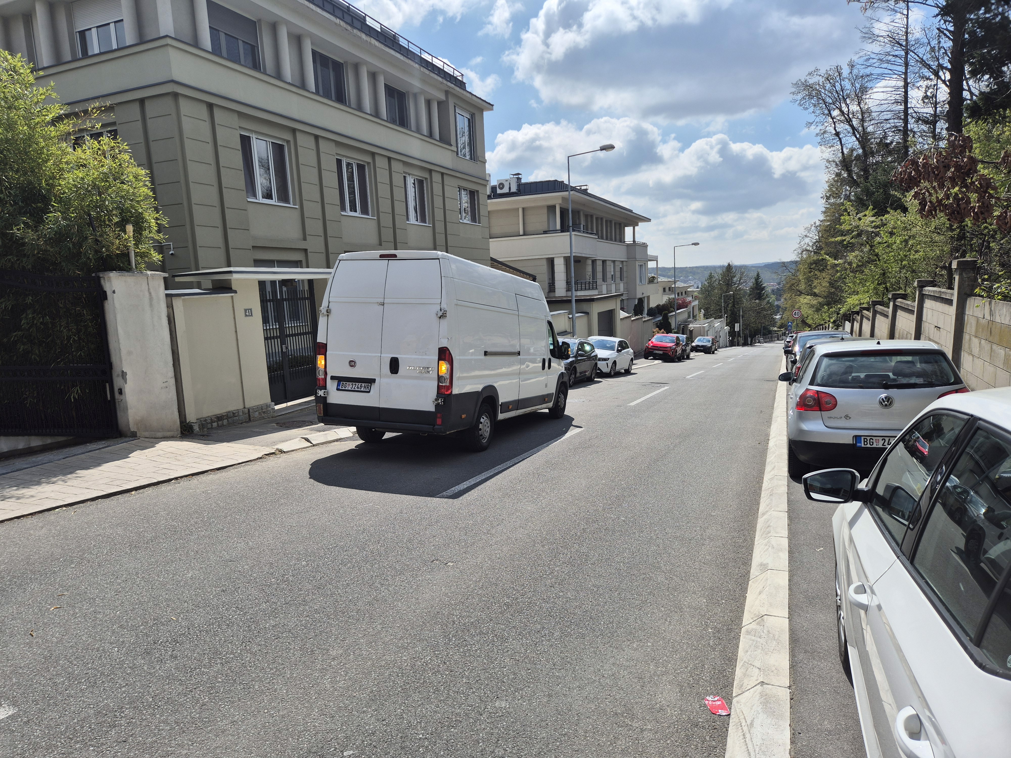 Kombi za selidbe parkiran u ulici tokom preseljenja u Beogradu