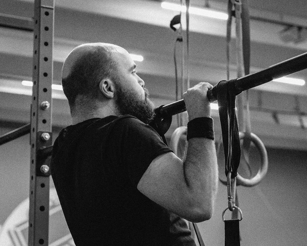 Summit sportoló húzódzkodást végez