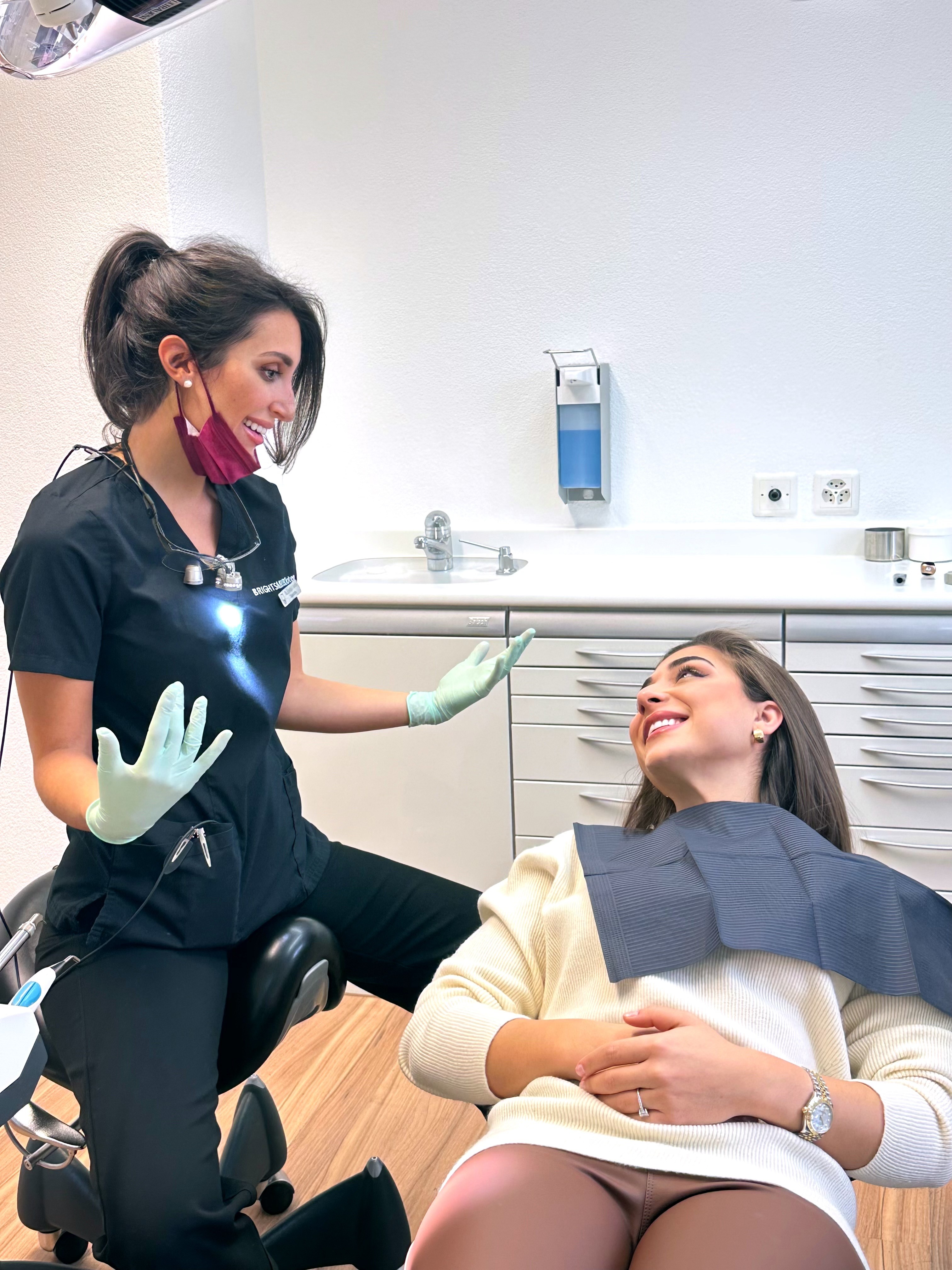 Zahnärztin führt eine Prophylaxe-Behandlung bei einer Patientin in der Praxis aus.