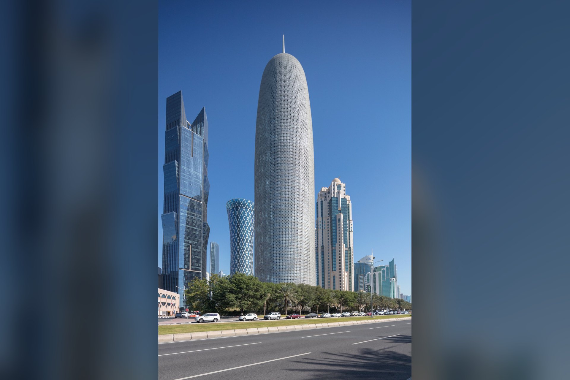 La Doha Tower, ou Burj Doha, à West Bay, le cylindre gris habillé d'un moucharabieh d'aluminium qui rappelle les pigeonniers du Qatar
