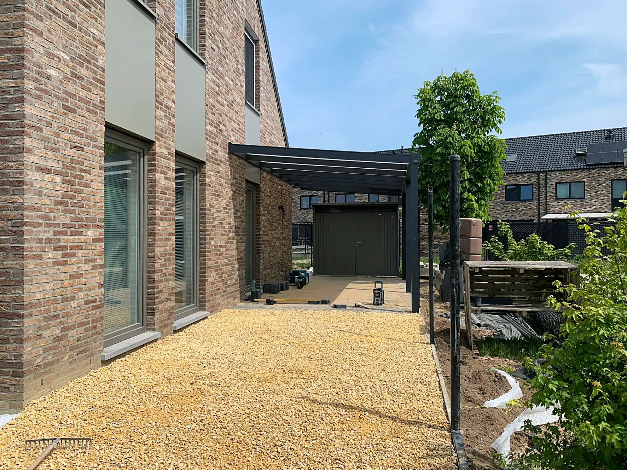 Carports en totaalprojecten bij tuinaanleg Boogerd Bestratingen.