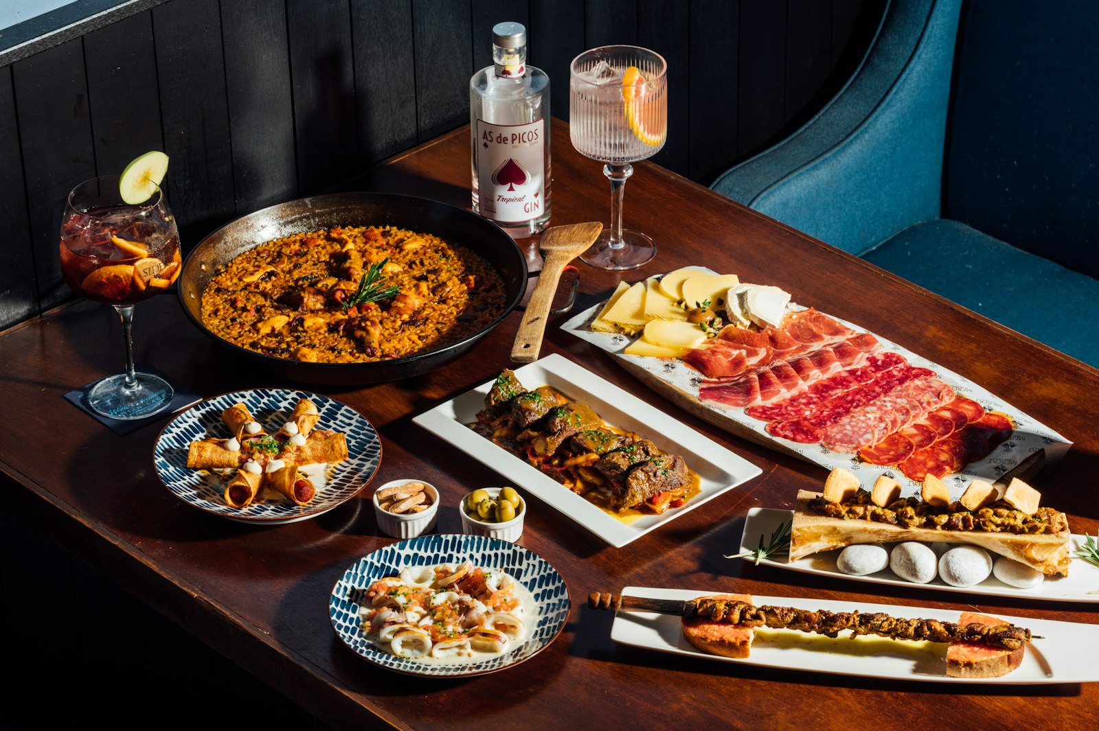 Mesa con tapas españolas servidas en un bar
