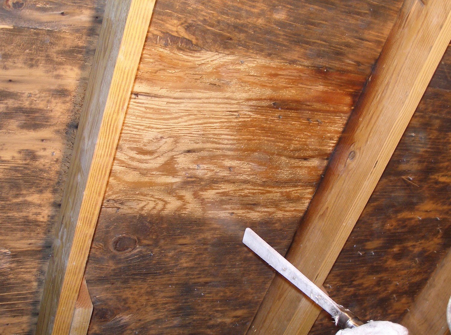 the ceiling of a run down room with peeling paint