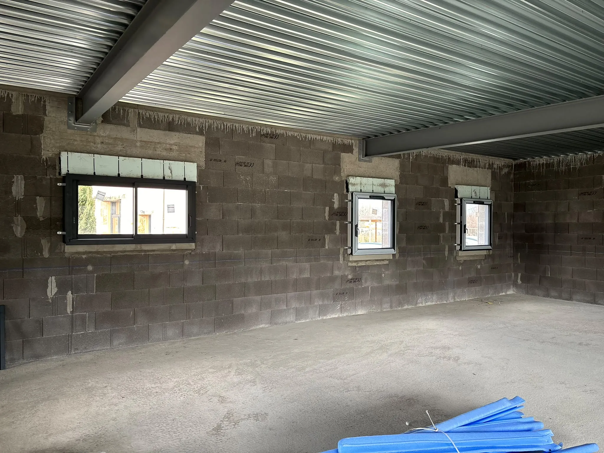 Fenêtres dans une pièce en cours de construction — AFermetures