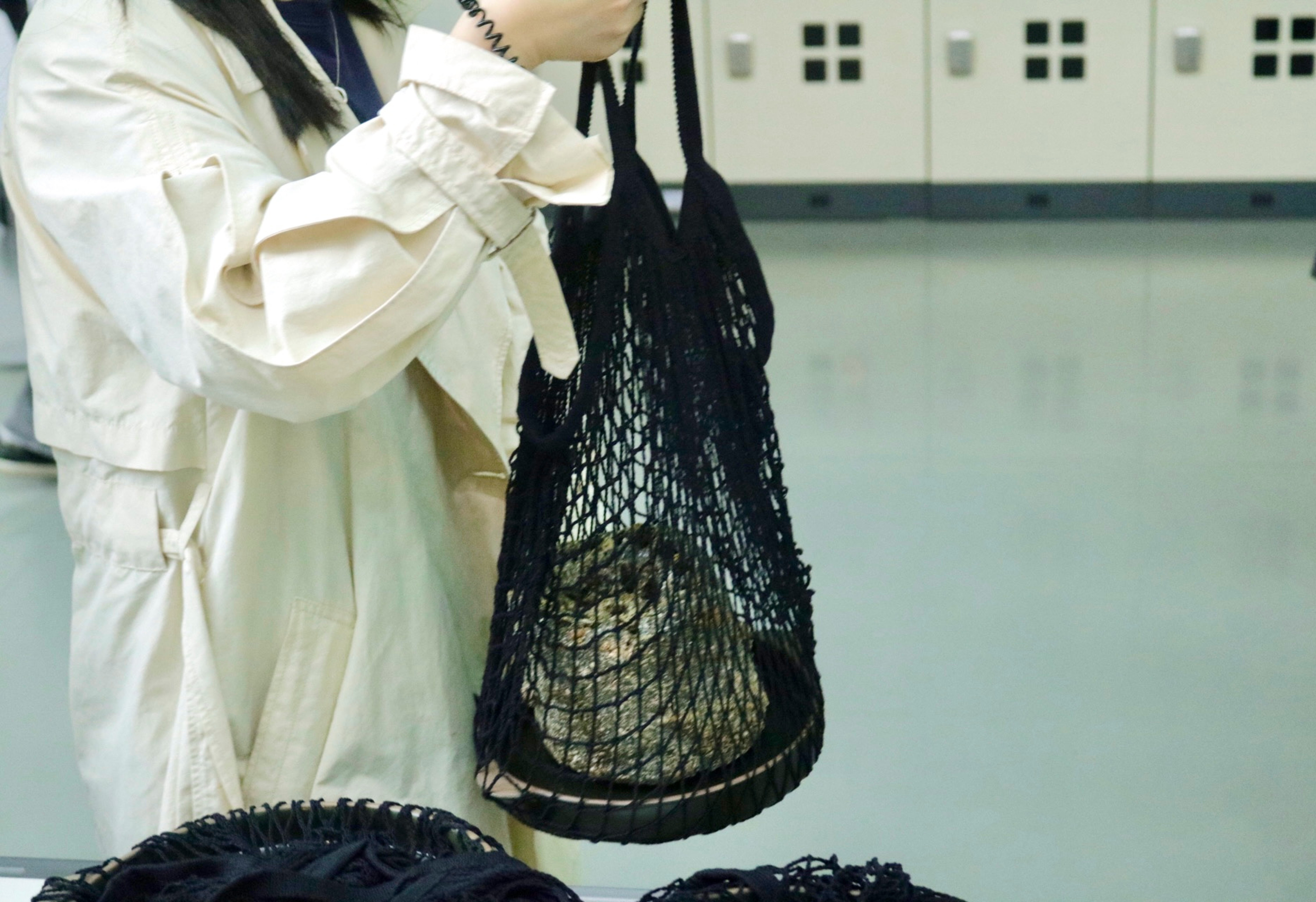 이지연 작가가 직접 해체한 작품 '잿소리'의 일부를 '반려 화분'으로 받은 전시 관람객의 모습