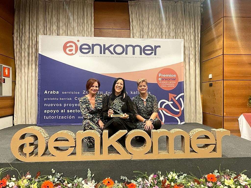 Representación de AMPEA con el premio AENKOMER de Dinamización Urbana y Comercial 2022