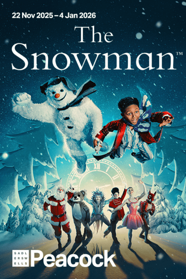 Jólasveinninn hoppar fyrir framan snævi þaktar tré á meðan á The Snowman sýningunni stendur.