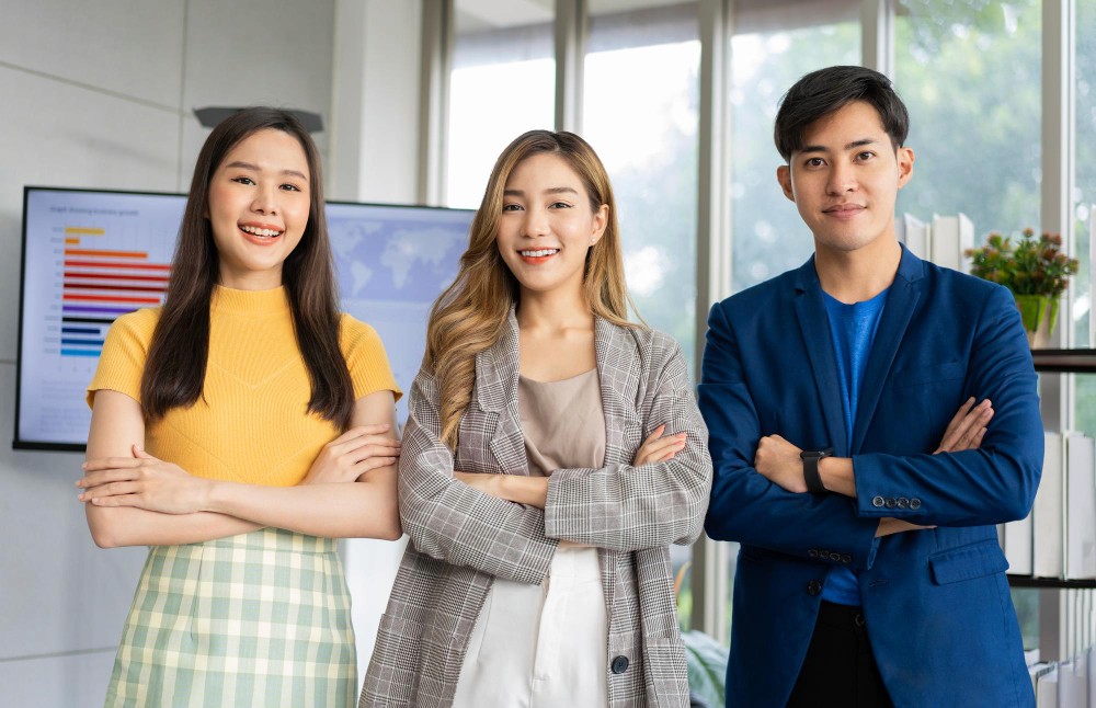 設計團隊開會討論圖紙