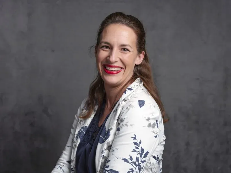 Portrait professionnel femme dirigeante — photo studio corporate Lille Nord | Anteale Yann Manac’h 2025