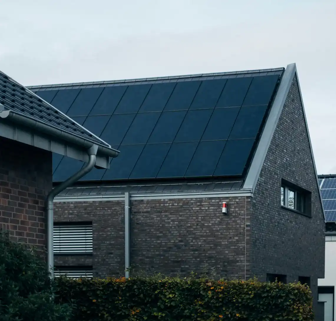 Photovoltaikanlage auf Ziegeldach eines Einfamilienhauses in Leer – installiert von Solartechnik Nordwest zur regionalen Stromerzeugung mit Solarenergie.