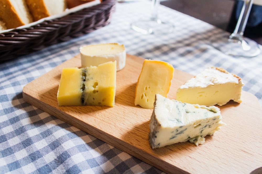 Diversi tipi di formaggio con la crosta