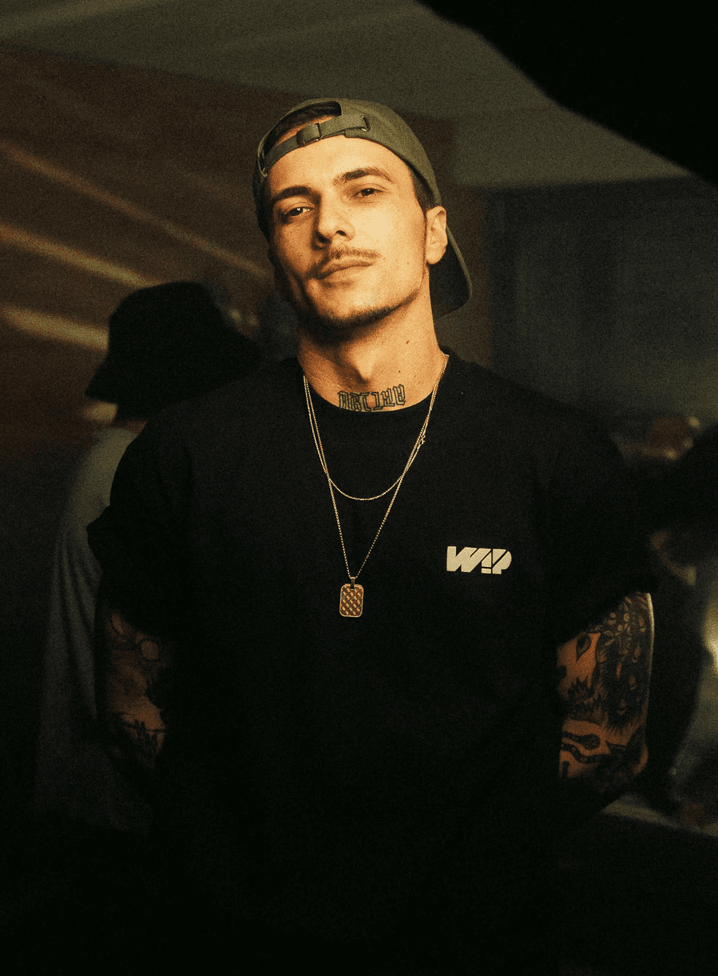 videoproducer portrait, gold chain, cap, carharrt t shirt and cap in balck