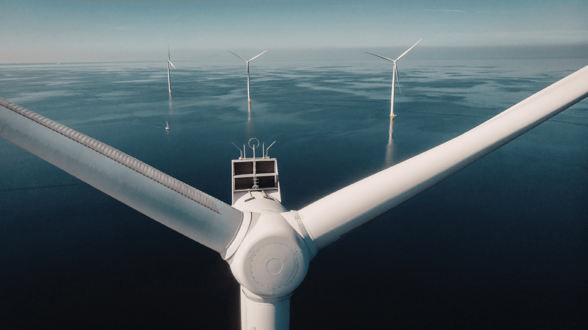 Açık denizde kurulu offshore rüzgar türbinleri, yenilenebilir enerji üretimi.