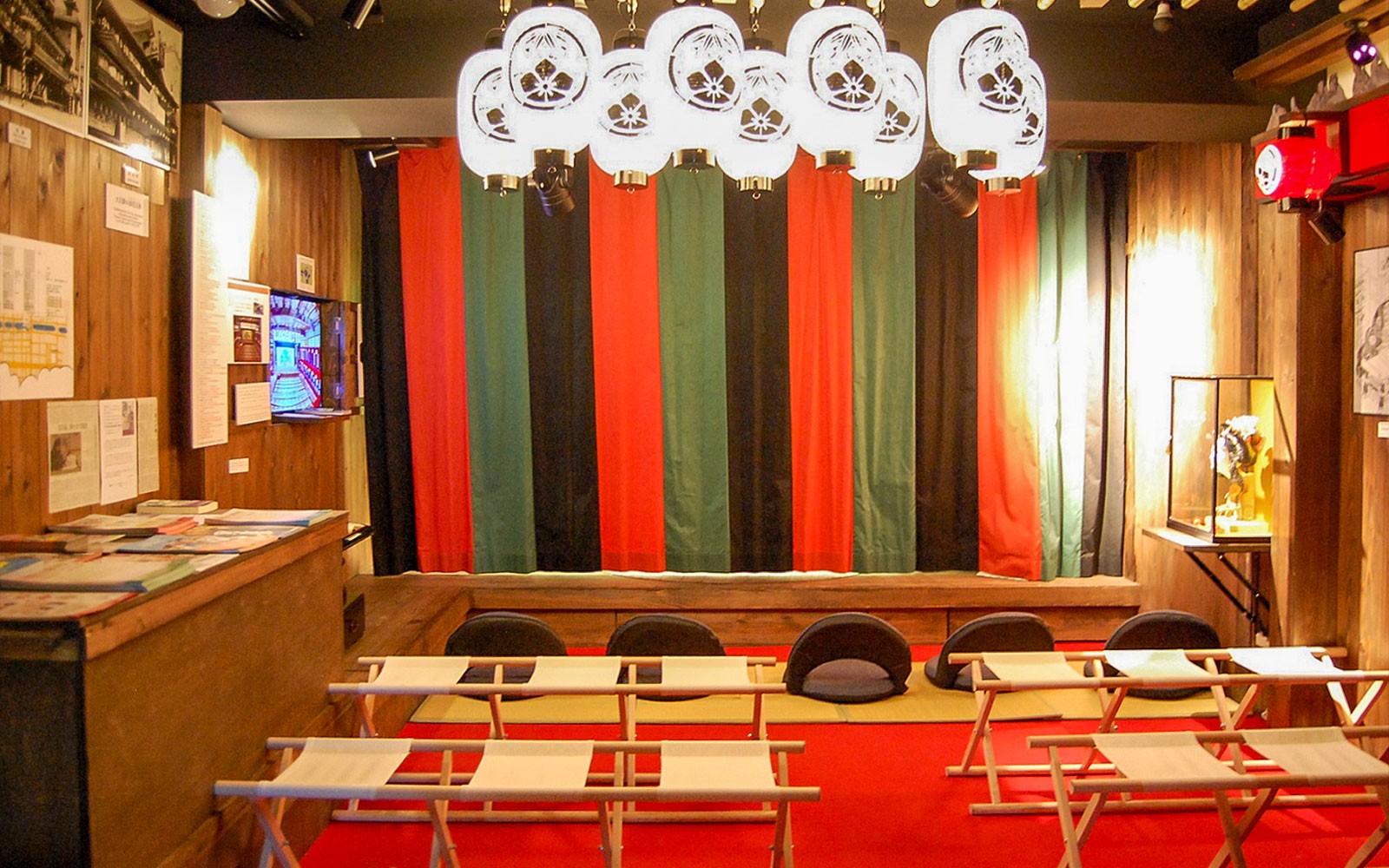 Espace assis à l'intérieur du Musée Namikiza d'Osaka Dotonbori avec une décoration traditionnelle.
