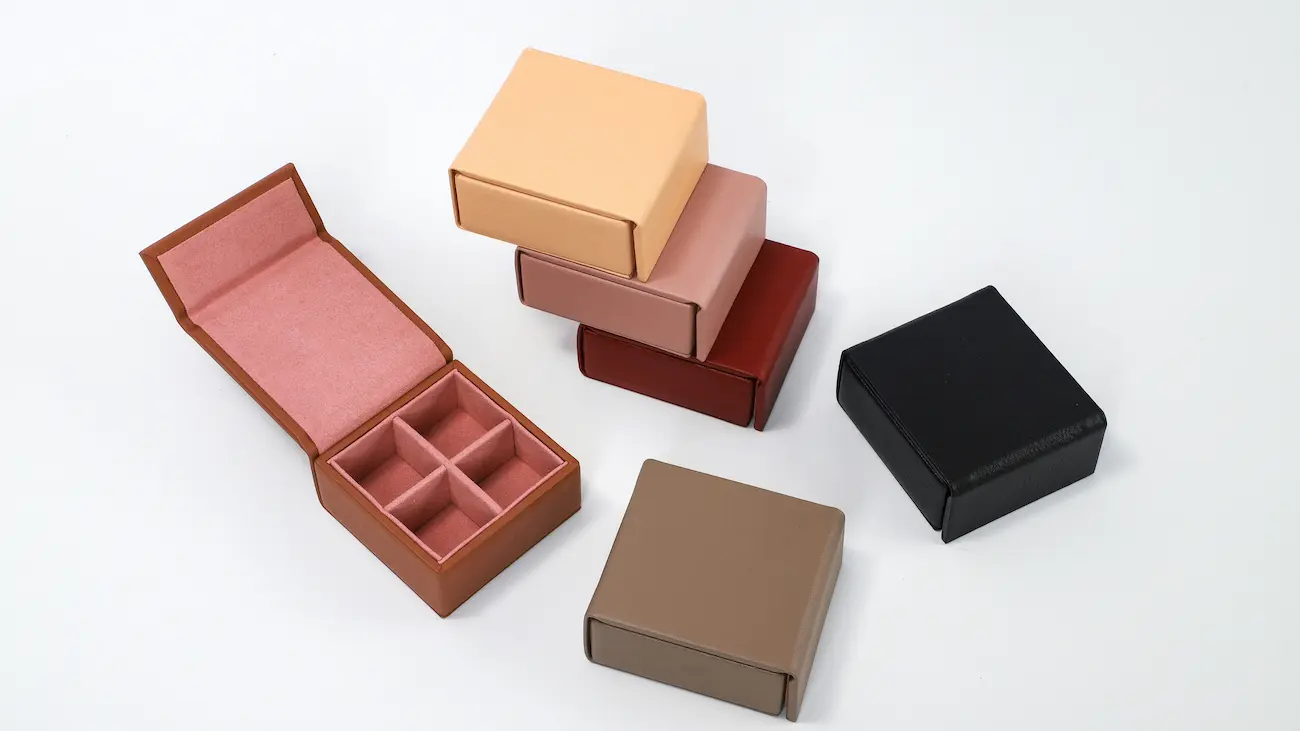 Stacked presentation boxes and an open compartment box on a white background — illustrating tiered sports sponsorship packages (main sponsor, co-sponsor and side sponsor) and modular deliverables.