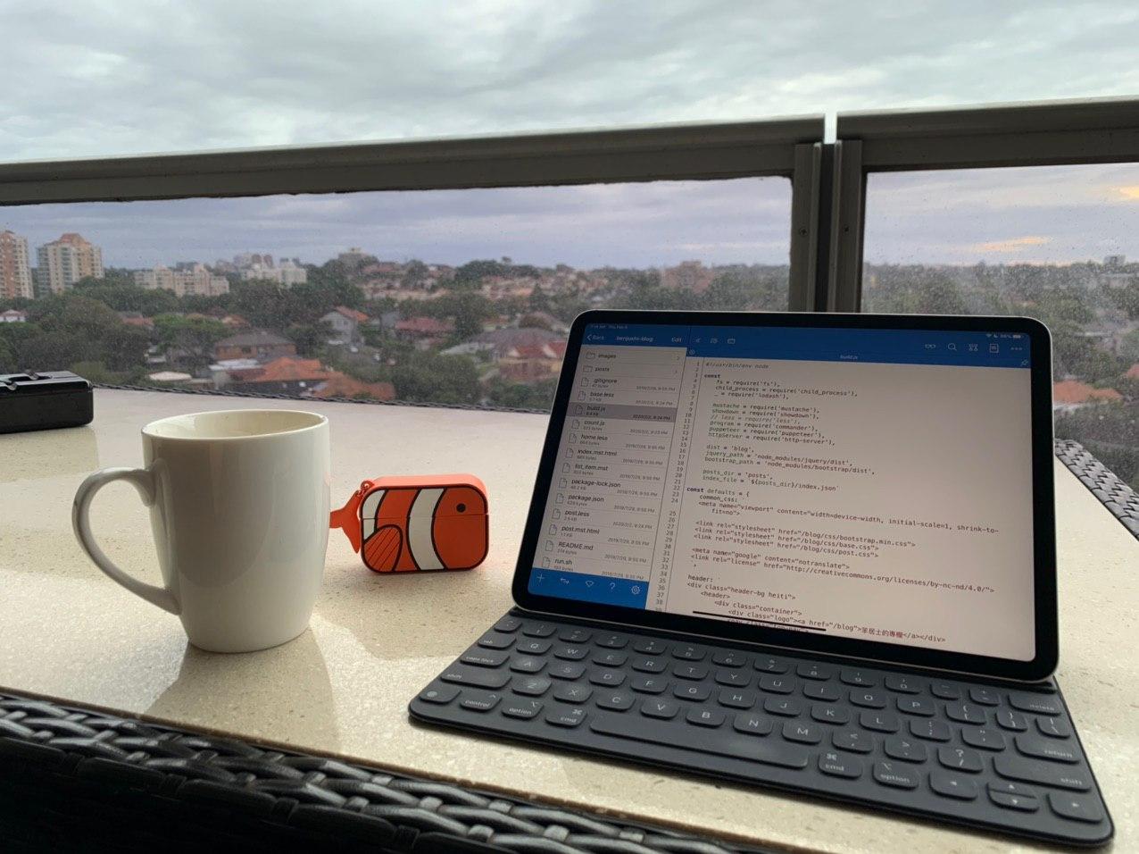 办公桌面与城市景观