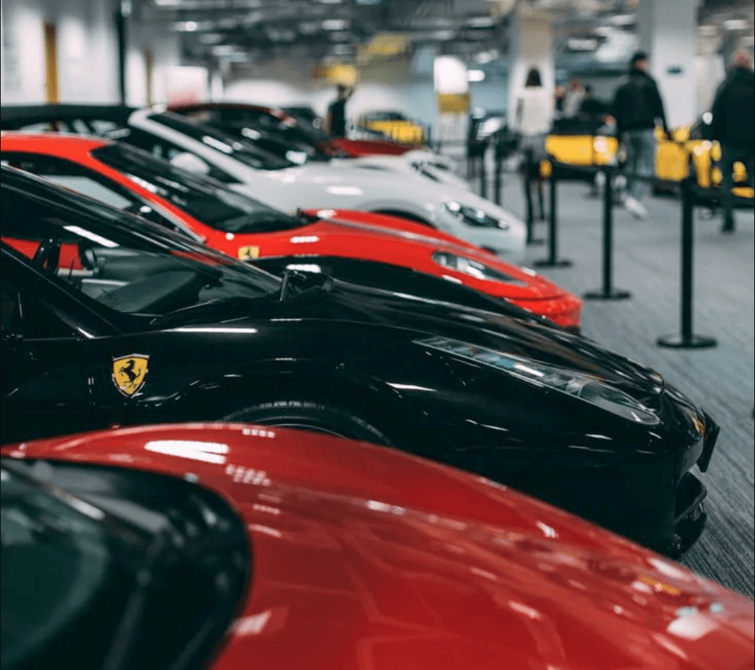 Samochody Ferrari w wystawie aut - ikony motoryzacji. System rezerwacyjny Going. Places umożliwia sprzedaż produktów, pamiątek i gadżetów z łatwością obsługując transakcje