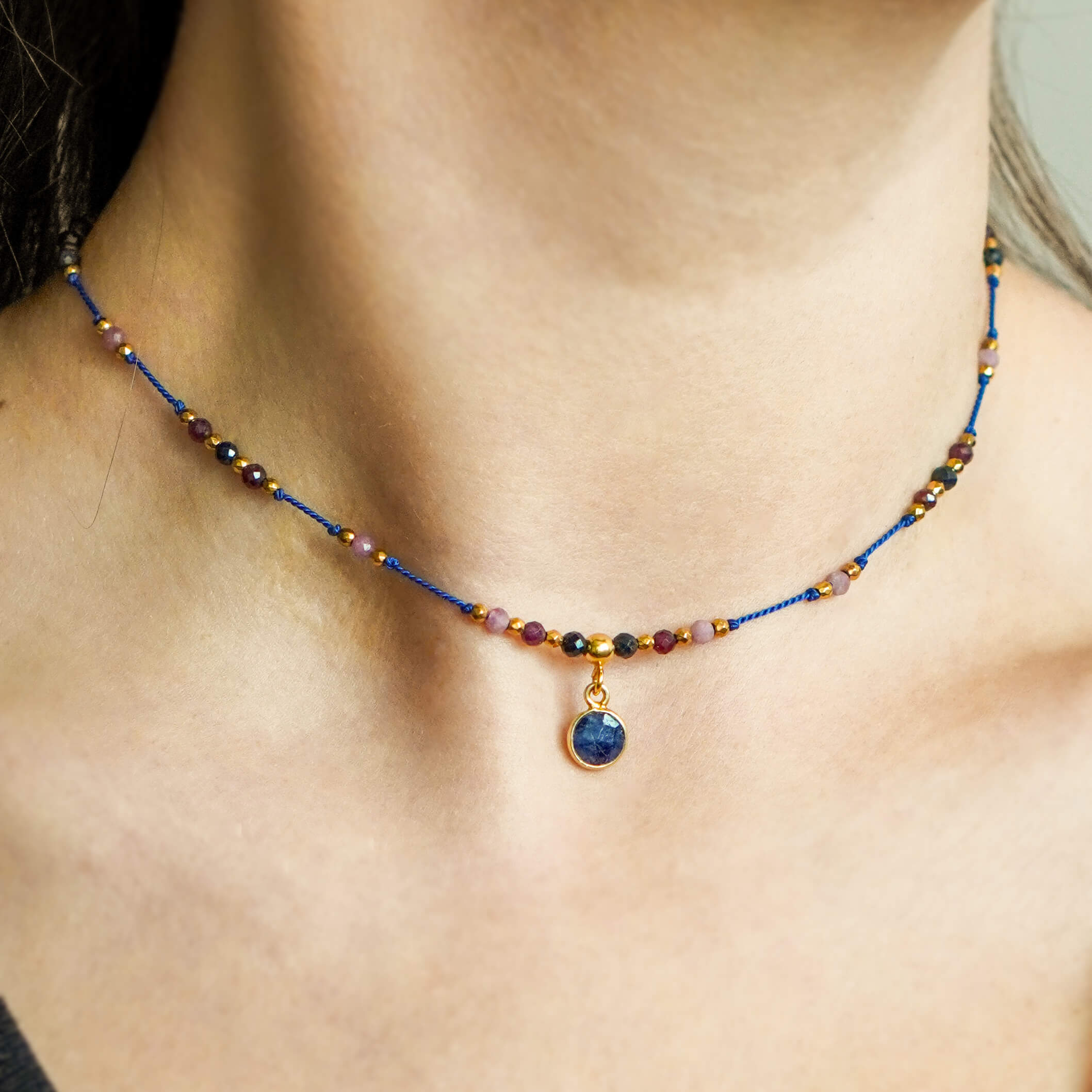 Delikatny naszyjnik boho z kamieni naturalnych – szafir granat turmalin różowy