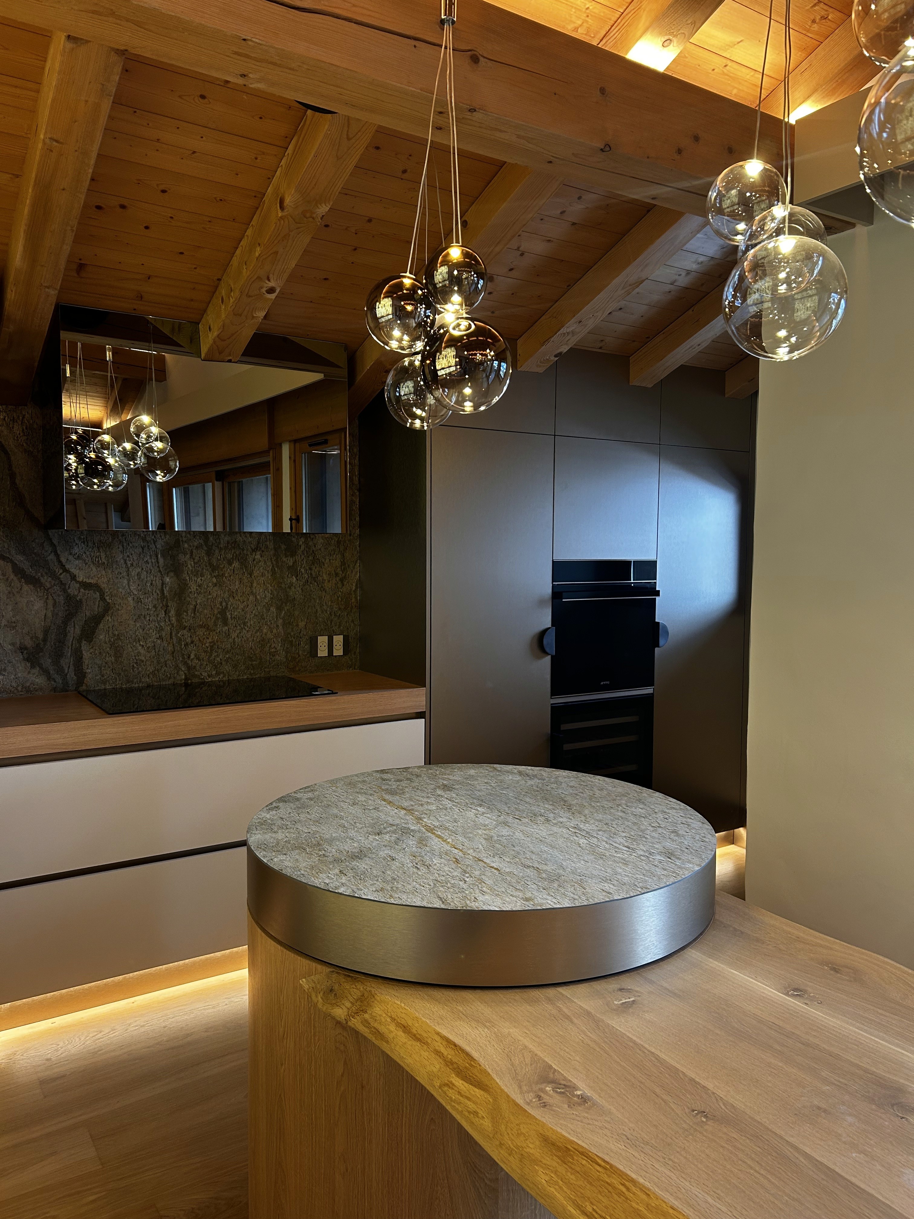 Cuisine sur mesure conçue par N6 Cuisine, agence d’architecture d’intérieur spécialisée dans les projets personnalisés et haut de gamme.