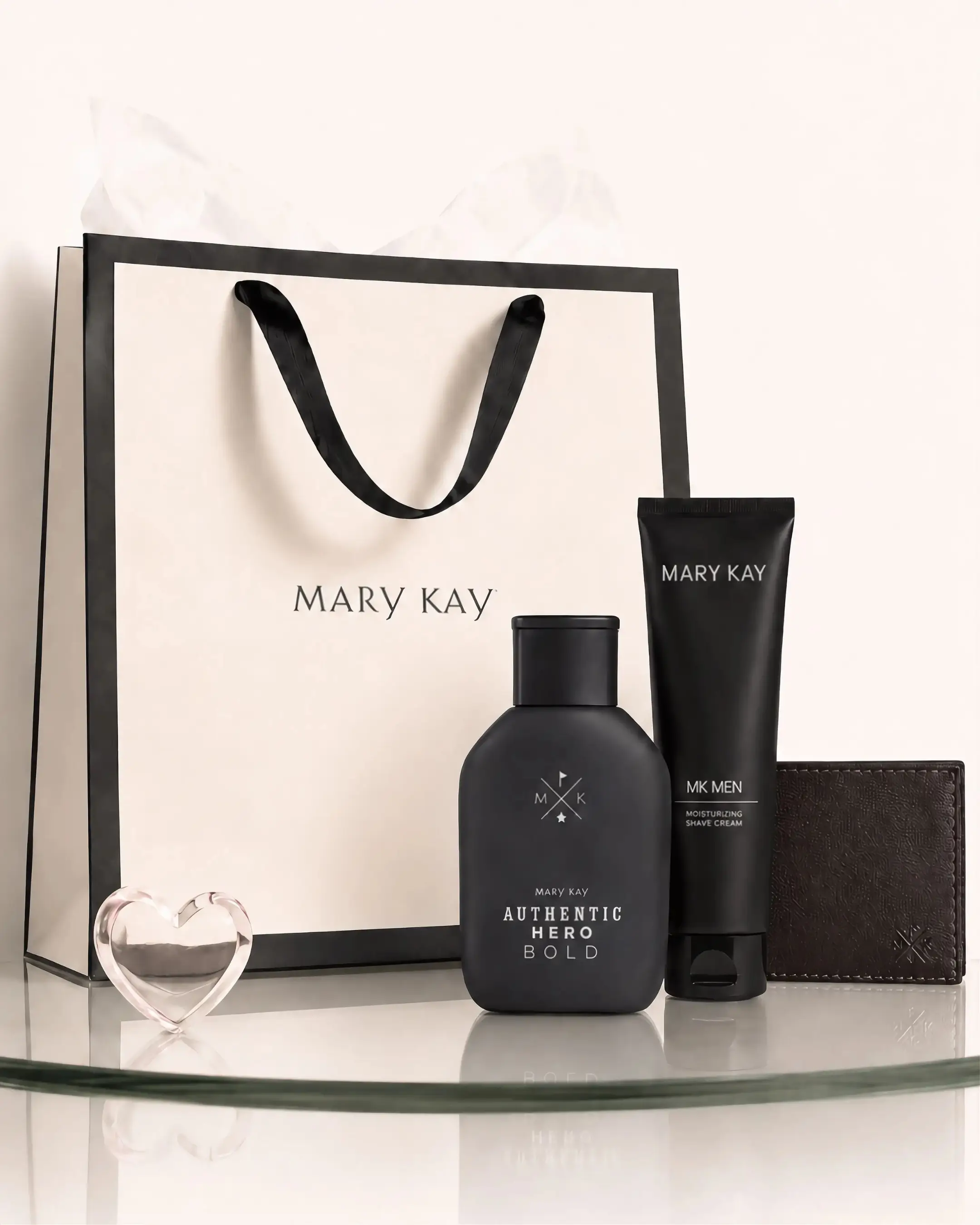 Presente masculino Mary Kay com Authentic Hero Bold, creme MKMen e carteira em composição para o Dia dos Namorados.
