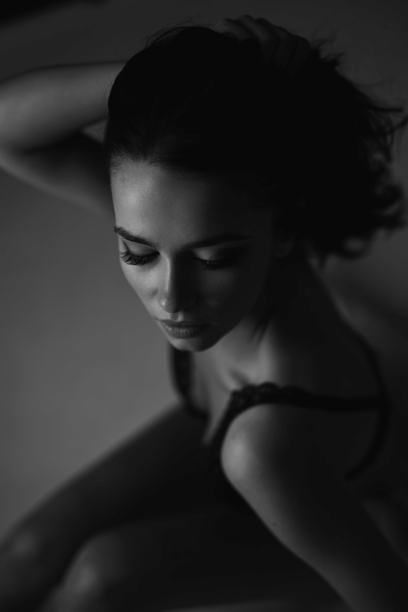 Agnieszka Czyzkowska kobiece sesje fotograficzne Warszawa portret kobiety w mroku czarno-biale