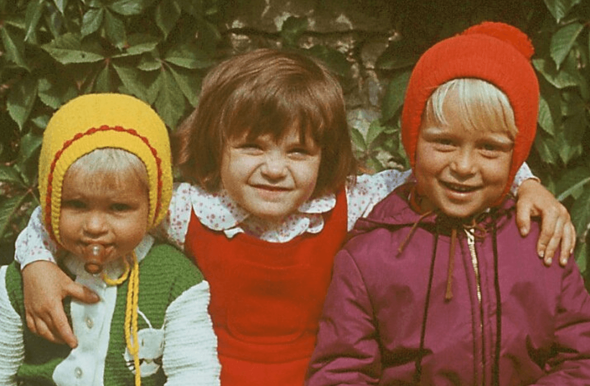 Kolm last vanal fotol naeratavad