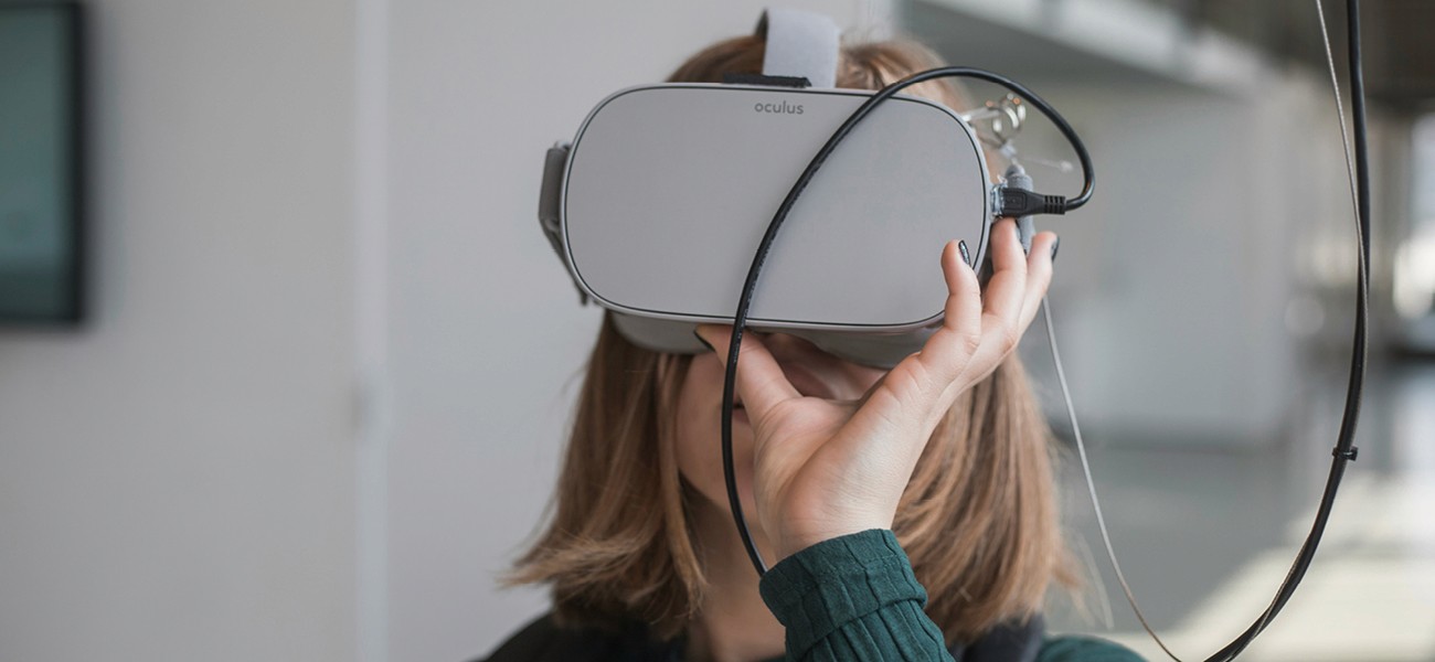 Kvinde fordyber sig i virtual-reality verdenen med imponerende grafik