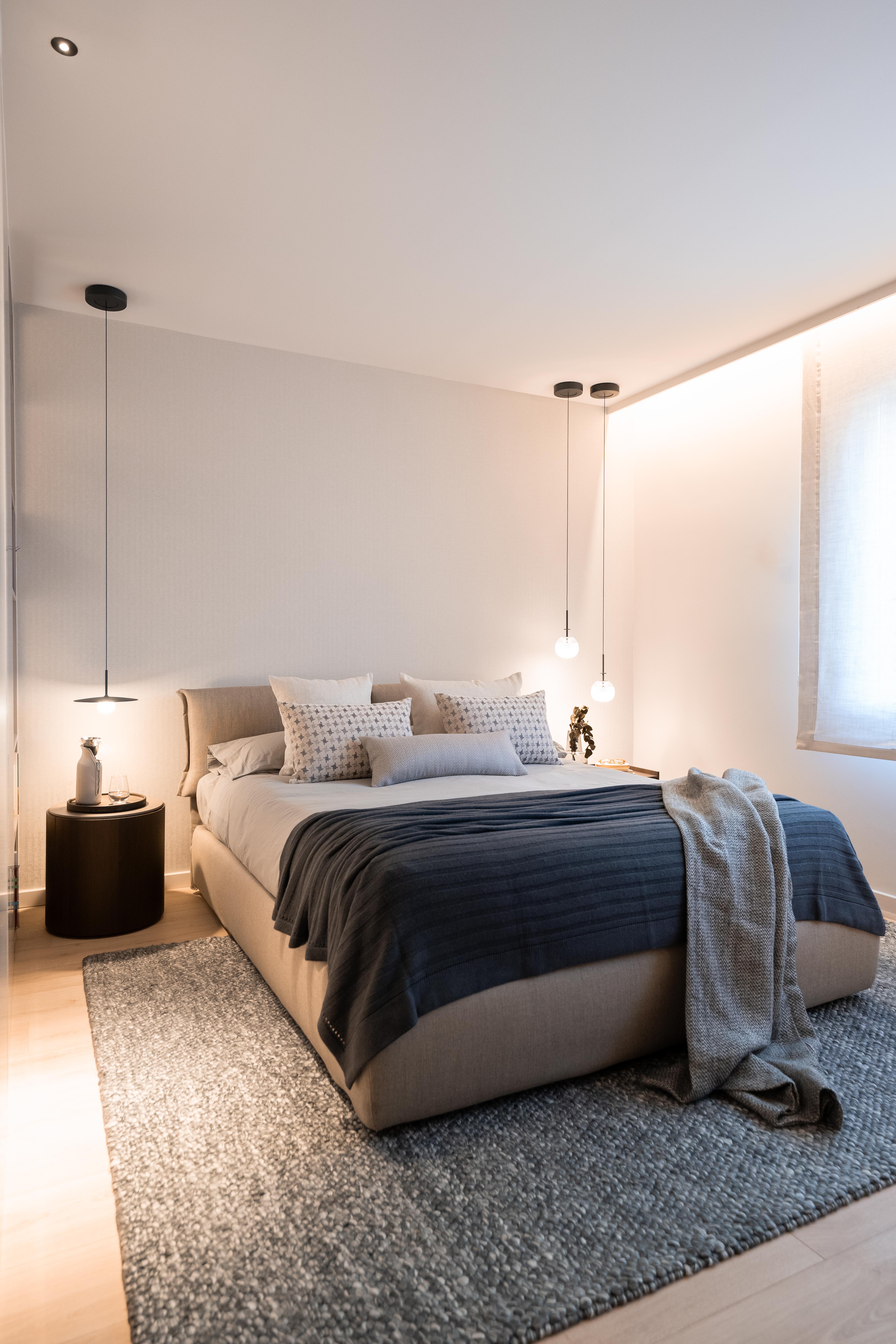 Dormitorio minimalista con tonalidades grises