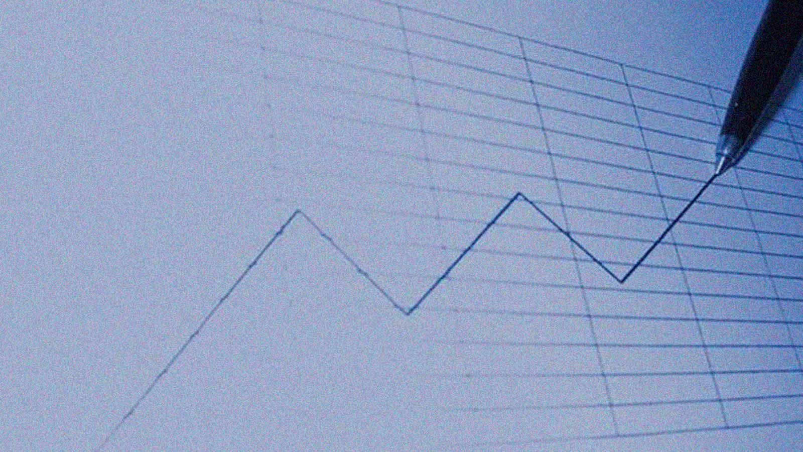 Foto de un lápiz que traza una línea de un gráfico que muestra un alza, en la columna de opinión ¿Emergencia fiscal o bomba de tiempo? de IdeaPaís.