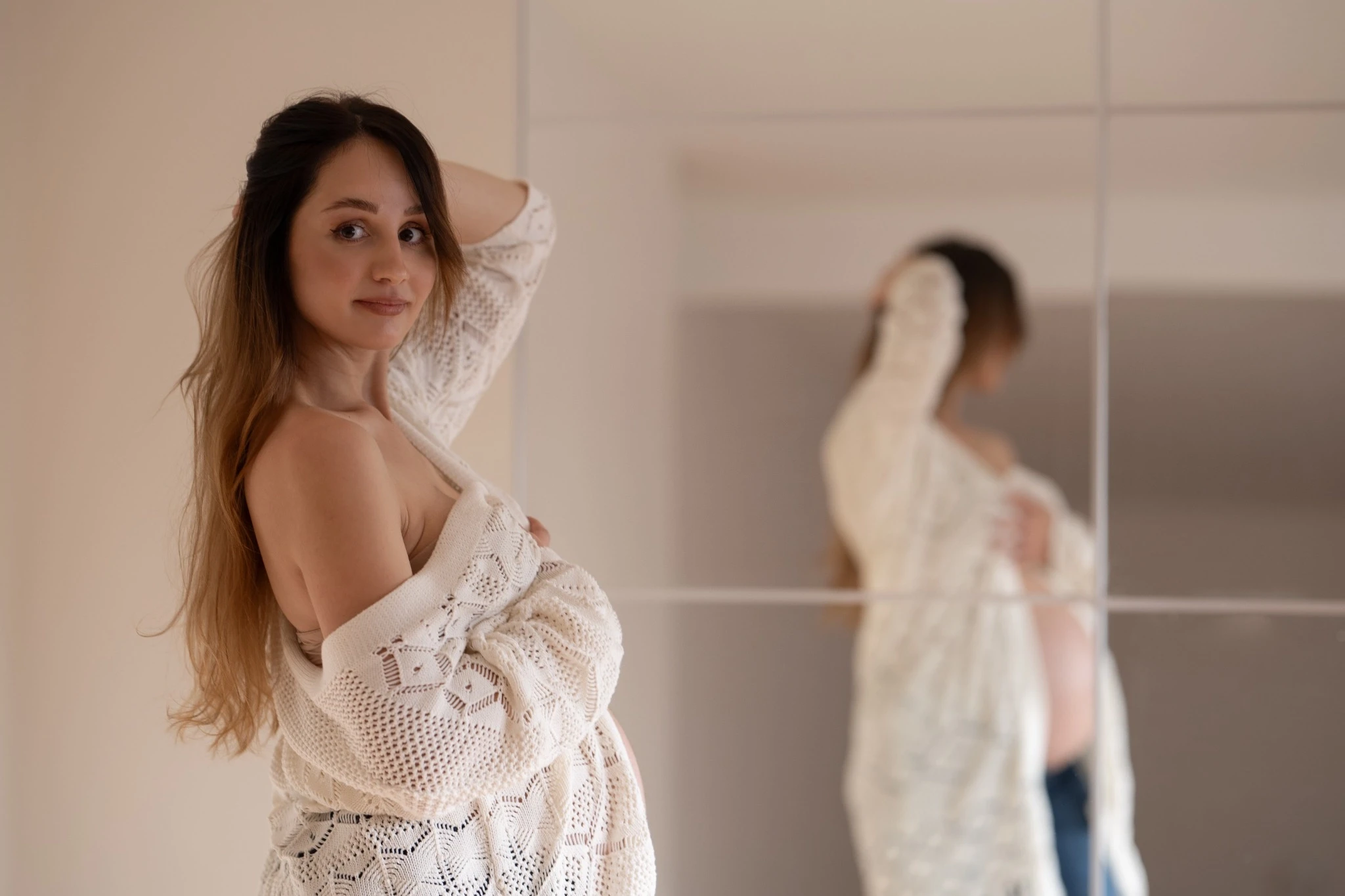  Na zdjęciu widnieje rodzina podczas pikniku na świeżym powietrzu, obok spokojnego jeziora. Składa się z mężczyzny, kobiety i małego dziecka. Mężczyzna ma na sobie jasnoniebieską koszulę i krótkie spodenki, siedzi z przodu i trzyma dziecko na kolanach. Kobieta, ubrana w kolorową sukienkę i kapelusz, siedzi obok i uśmiecha się, patrząc na dziecko. Sceneria jest zielona, z dużą ilością trawy i drzew w tle. Całość tworzy spokojną i sielankową atmosferę.