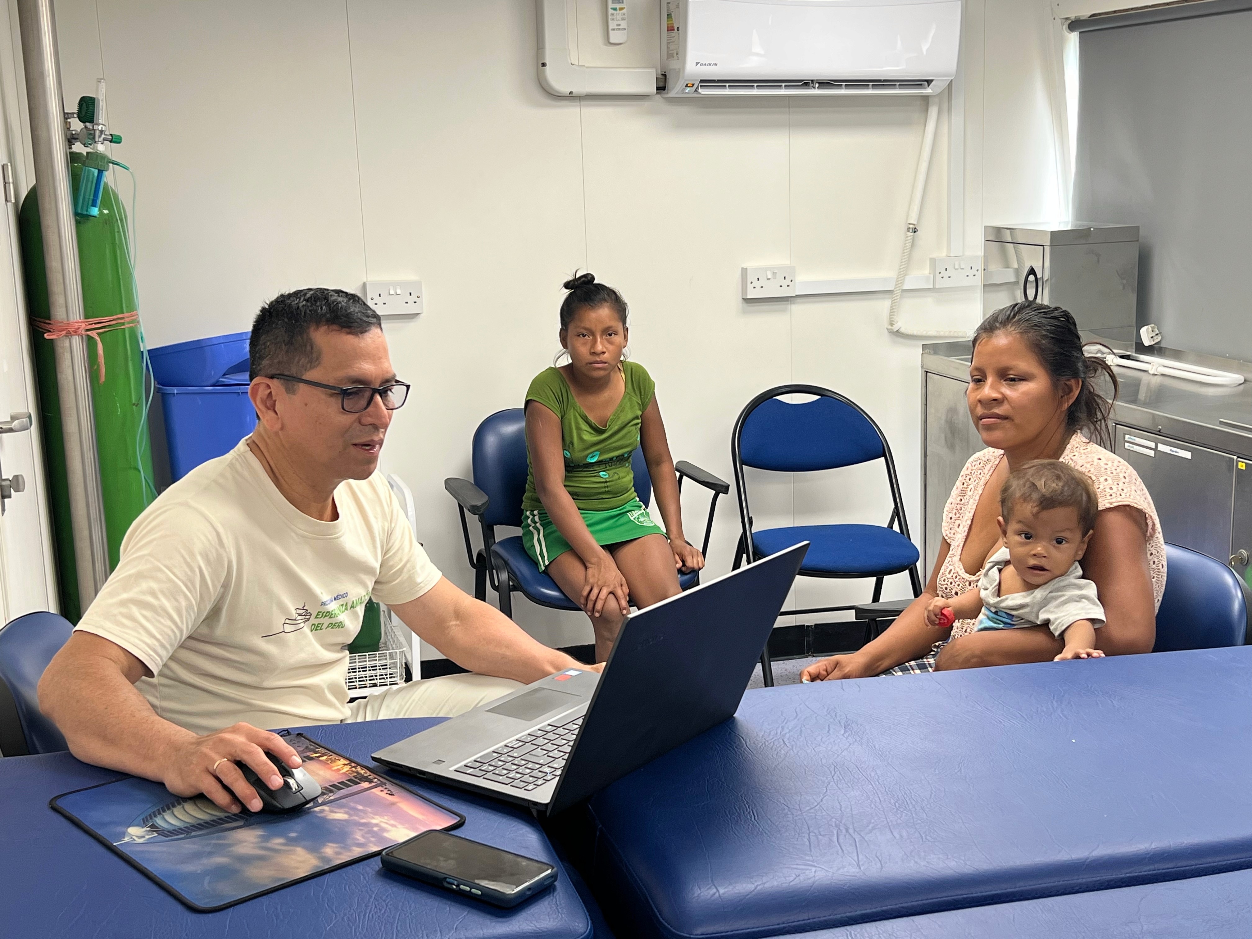 Doctor Ronald atendiendo pacientes usando Doctoc en Forth Hope