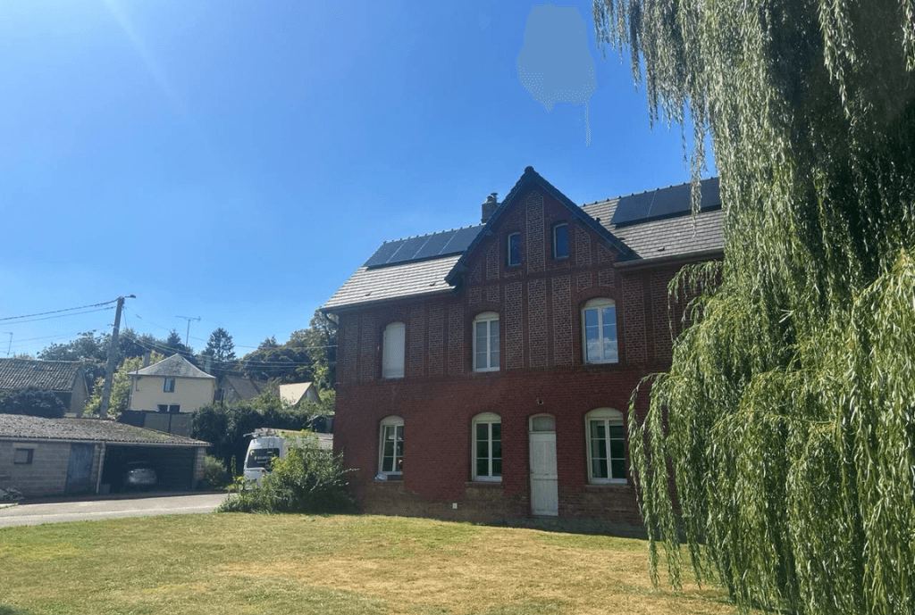 Photo d'une maison à Contre en France équipée de panneaux photovoltaïques dont l'installation a été faite par Solarock.